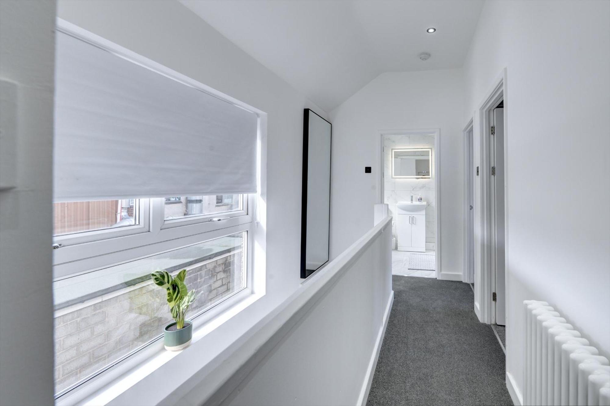 4 Bedrooms Homely House With Garden- Sleeps 9 Comfortably With 6 Comfortable Beds, Free Street Parking, Business Travellers, Contractors, & Holiday-Goers, Coventry, Near All Major Transport Links In Coventry And Motorway Экстерьер фото