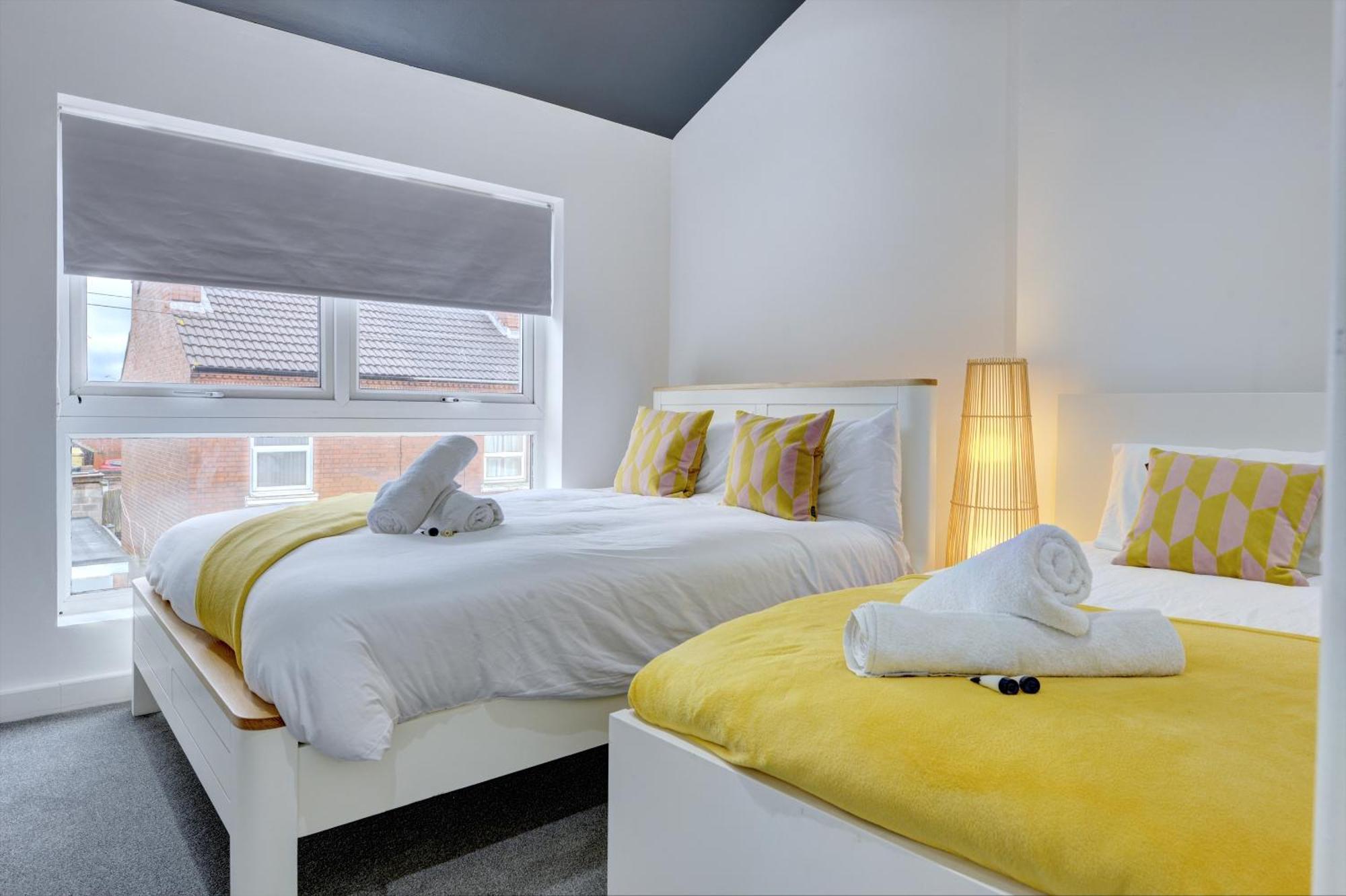 4 Bedrooms Homely House With Garden- Sleeps 9 Comfortably With 6 Comfortable Beds, Free Street Parking, Business Travellers, Contractors, & Holiday-Goers, Coventry, Near All Major Transport Links In Coventry And Motorway Экстерьер фото