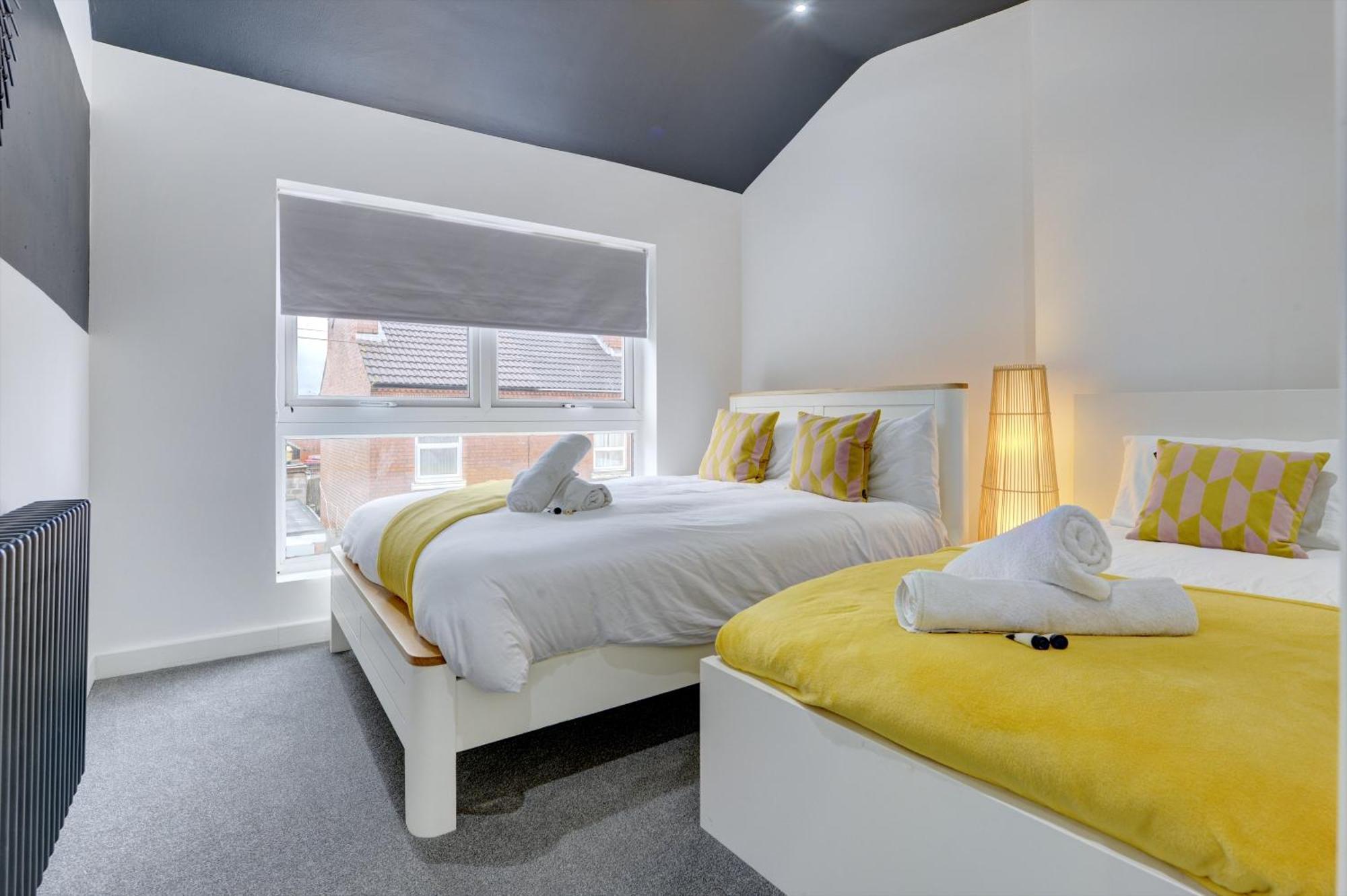 4 Bedrooms Homely House With Garden- Sleeps 9 Comfortably With 6 Comfortable Beds, Free Street Parking, Business Travellers, Contractors, & Holiday-Goers, Coventry, Near All Major Transport Links In Coventry And Motorway Экстерьер фото