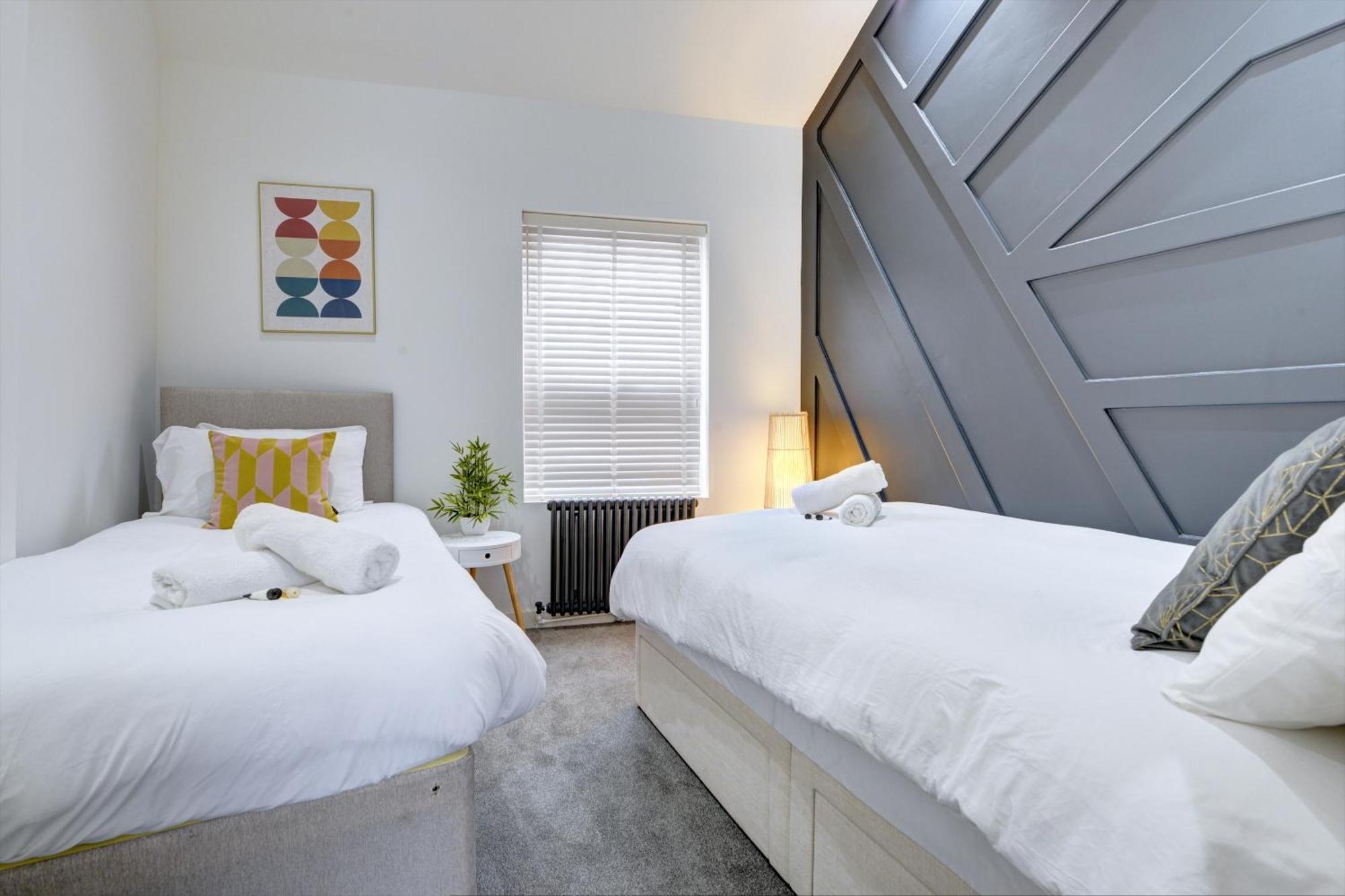 4 Bedrooms Homely House With Garden- Sleeps 9 Comfortably With 6 Comfortable Beds, Free Street Parking, Business Travellers, Contractors, & Holiday-Goers, Coventry, Near All Major Transport Links In Coventry And Motorway Экстерьер фото