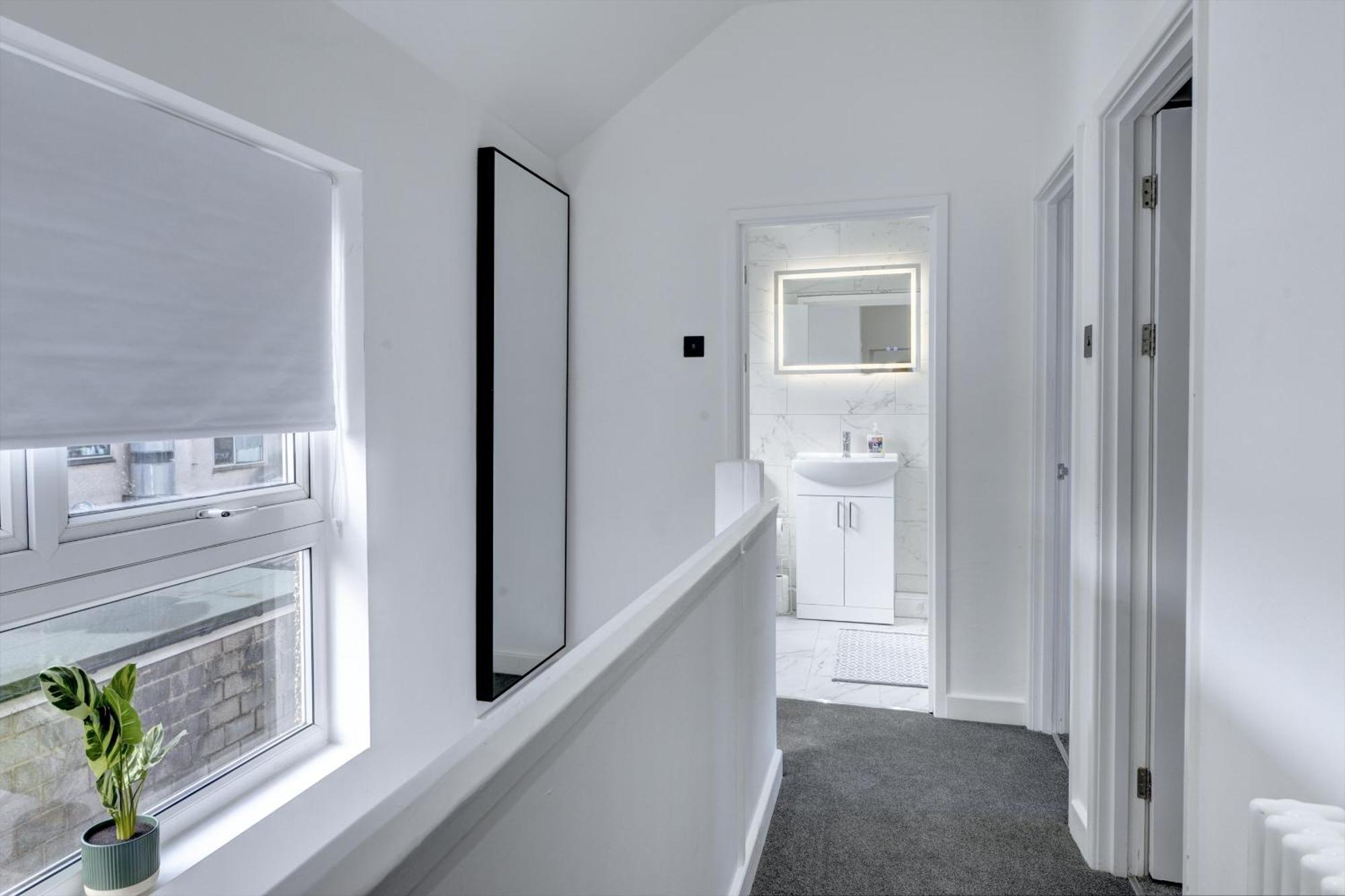 4 Bedrooms Homely House With Garden- Sleeps 9 Comfortably With 6 Comfortable Beds, Free Street Parking, Business Travellers, Contractors, & Holiday-Goers, Coventry, Near All Major Transport Links In Coventry And Motorway Экстерьер фото
