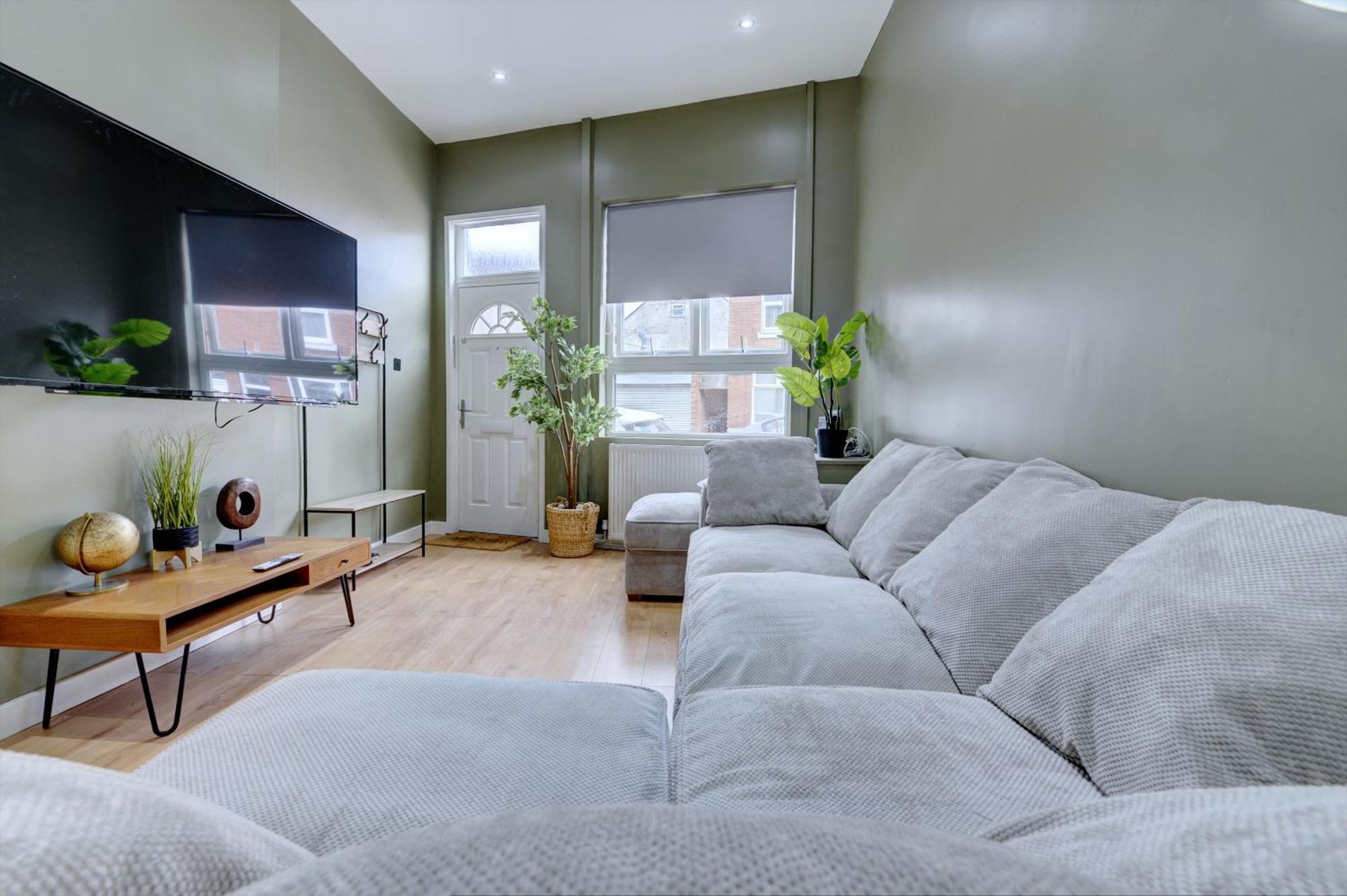 4 Bedrooms Homely House With Garden- Sleeps 9 Comfortably With 6 Comfortable Beds, Free Street Parking, Business Travellers, Contractors, & Holiday-Goers, Coventry, Near All Major Transport Links In Coventry And Motorway Экстерьер фото