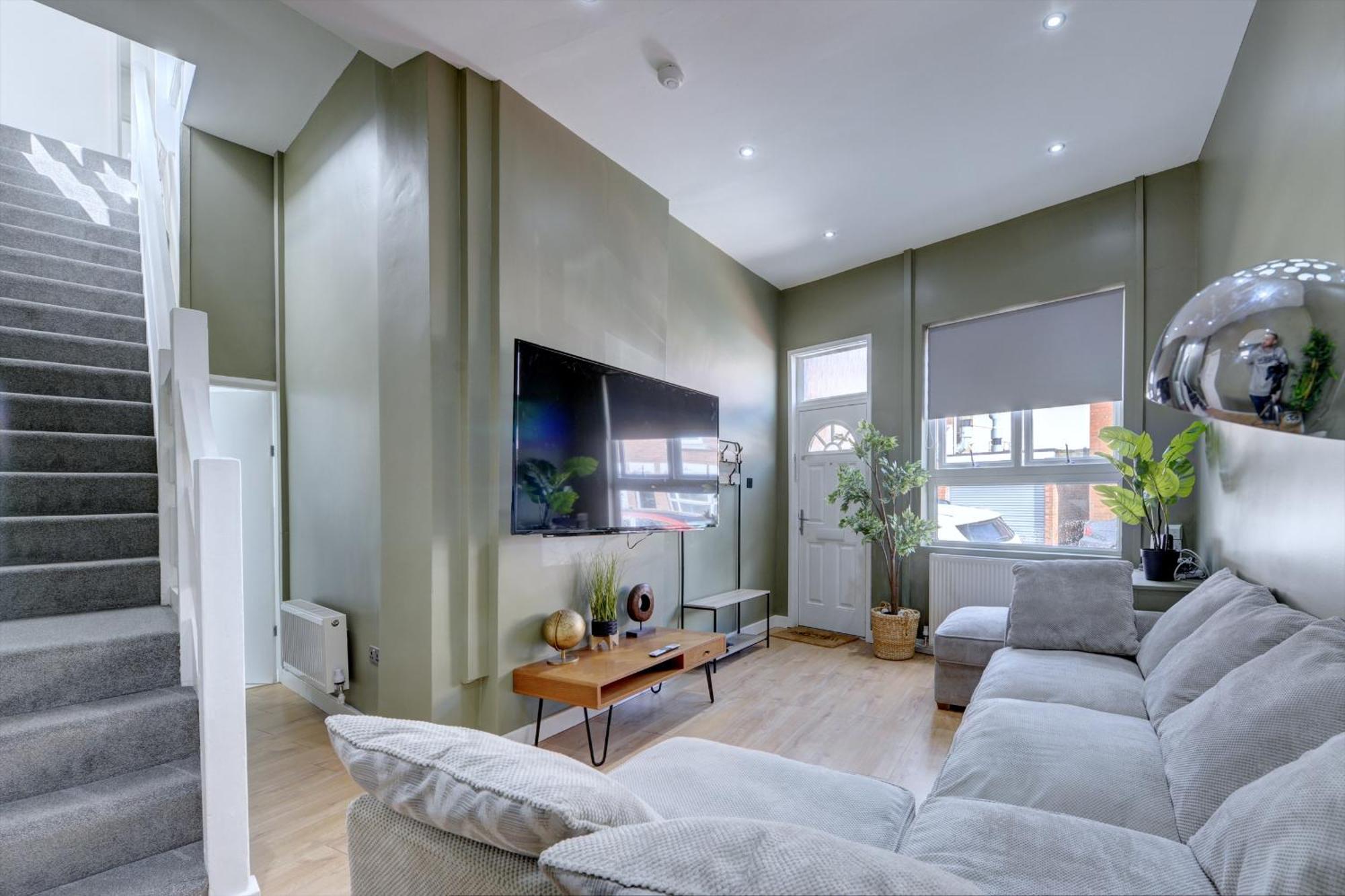 4 Bedrooms Homely House With Garden- Sleeps 9 Comfortably With 6 Comfortable Beds, Free Street Parking, Business Travellers, Contractors, & Holiday-Goers, Coventry, Near All Major Transport Links In Coventry And Motorway Экстерьер фото