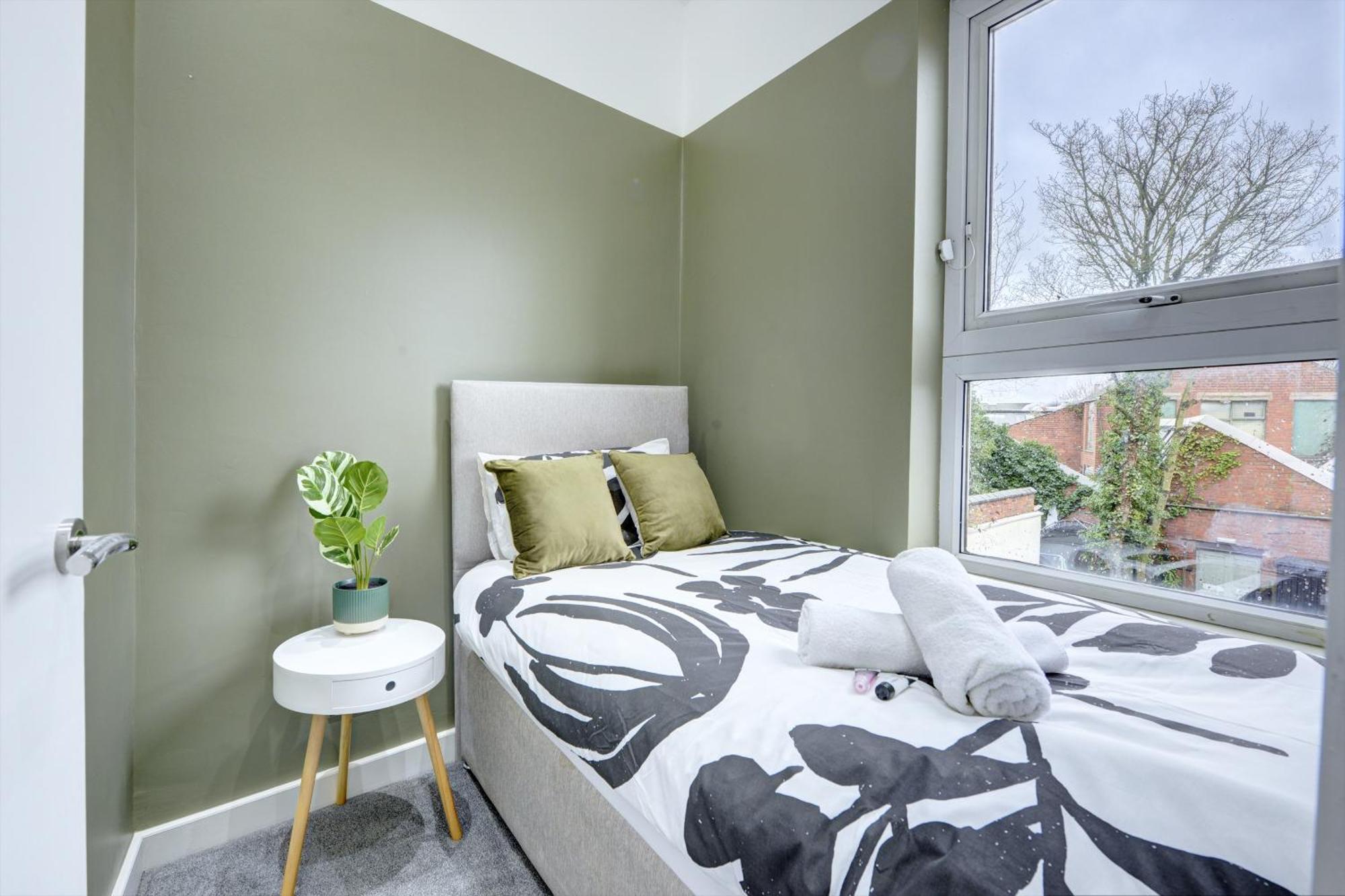 4 Bedrooms Homely House With Garden- Sleeps 9 Comfortably With 6 Comfortable Beds, Free Street Parking, Business Travellers, Contractors, & Holiday-Goers, Coventry, Near All Major Transport Links In Coventry And Motorway Экстерьер фото