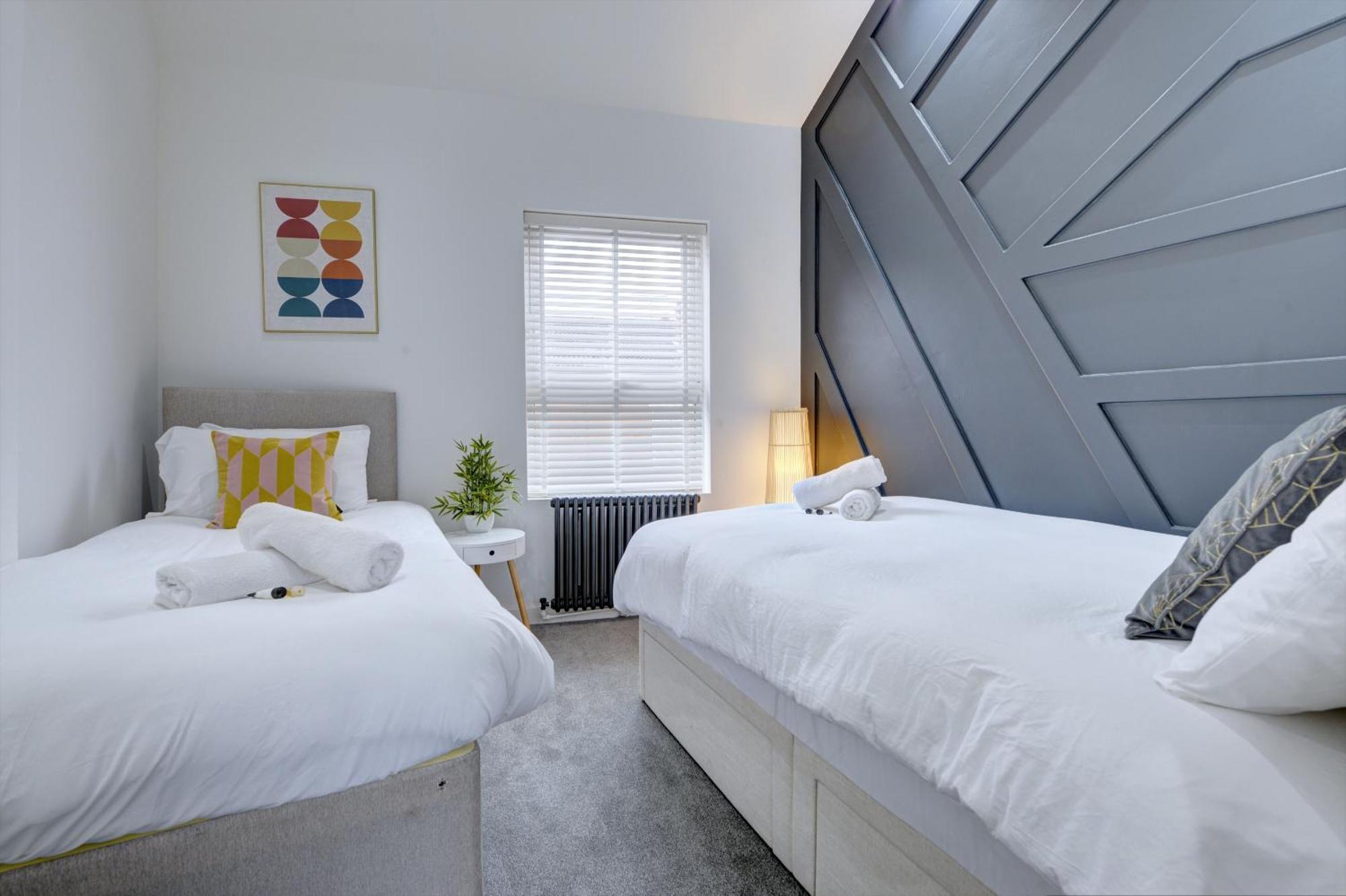 4 Bedrooms Homely House With Garden- Sleeps 9 Comfortably With 6 Comfortable Beds, Free Street Parking, Business Travellers, Contractors, & Holiday-Goers, Coventry, Near All Major Transport Links In Coventry And Motorway Экстерьер фото