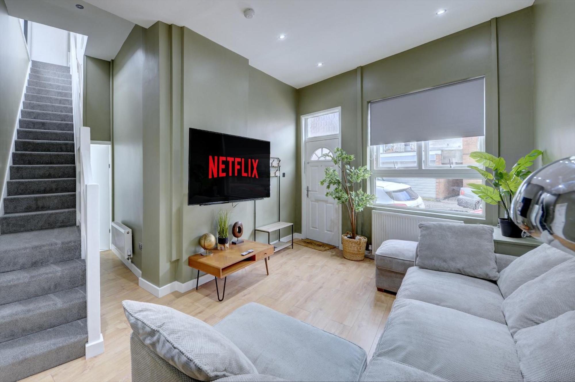 4 Bedrooms Homely House With Garden- Sleeps 9 Comfortably With 6 Comfortable Beds, Free Street Parking, Business Travellers, Contractors, & Holiday-Goers, Coventry, Near All Major Transport Links In Coventry And Motorway Экстерьер фото